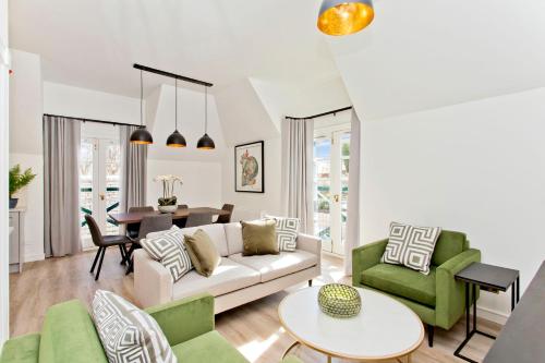 Newly Reno'd 2 Bed with Free Parking, Edinburgh (photo 3)