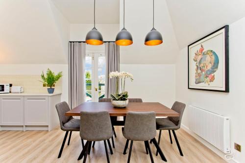 Newly Reno'd 2 Bed with Free Parking, Edinburgh (photo 5)