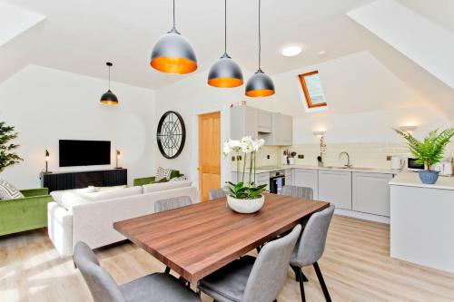 Newly Reno'd 2 Bed with Free Parking, Edinburgh (photo 8)