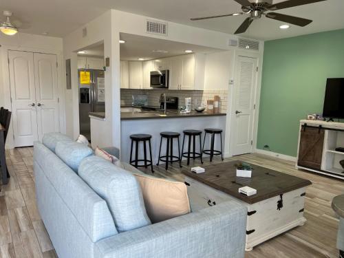 EC105 Newly Renovated, 2 First Floor Condo, Shared Pool & Grill, Boardwalk in Port Aransas, USA