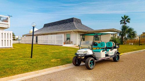 EC113 Newly Remodeled, 2 Story, Three Bedroom Condo, Shared Pool, Boardwalk in Port Aransas, USA