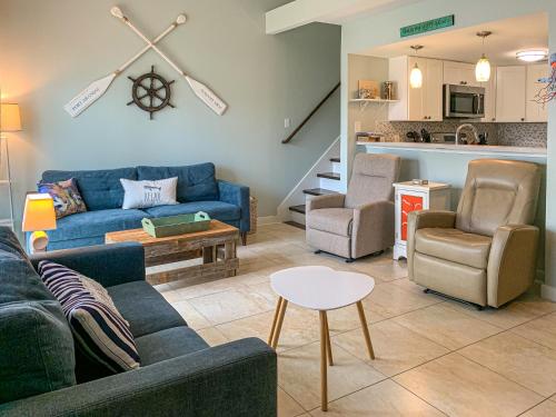 EC126 Newly Remodeled, 2 Story, Three Bedroom Condo, Shared Pool & Grill, Boardwalk in Port Aransas, USA