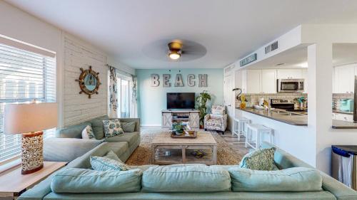 EC132 Newly Remodeled, Two Bedroom, Ground Floor Condo, Shared Pool, Grills and Boardwalk in Port Aransas, USA