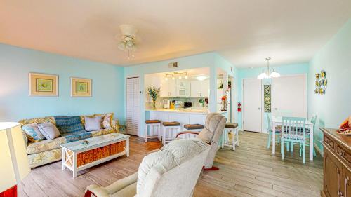 EC134 Newly Remodeled Ground Floor Condo, Boardwalk to Beach, Shared Pool and Grill in Port Aransas, USA