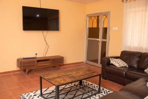 Fully air-con 3Bed Villa-Wifi -hot water -cable tv