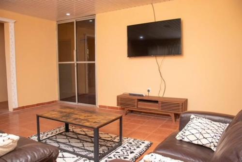 Fully air-con 3Bed Villa-Wifi -hot water -cable tv