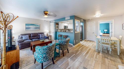 EC136 Newly Remodeled, Two Bedroom, Ground Floor Condo, Shared Pool, Grills and Boardwalk in Port Aransas, USA