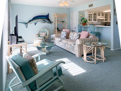 EC224 Newly Remodeled, One Bedroom, Second Floor Condo, Shared Pool, Grills and Boardwalk in Port Aransas, USA