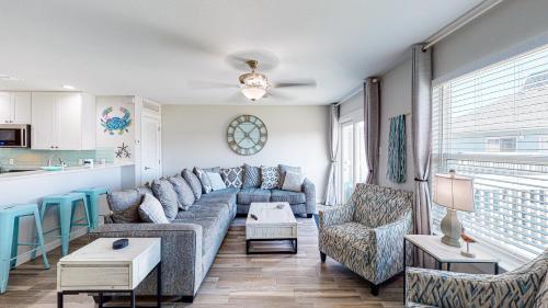 EC201 Newly Remodeled, Two Bedroom, Second Floor Condo, Shared Pool, Grills and Boardwalk in Port Aransas, USA