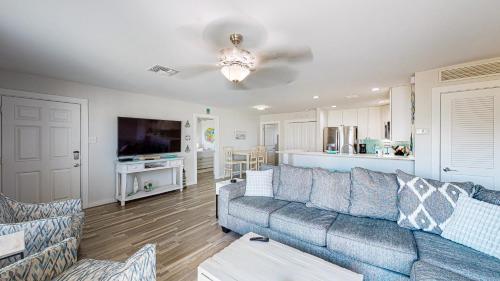 EC201 Newly Remodeled, Two Bedroom, Second Floor Condo, Shared Pool, Grills and Boardwalk in Port Aransas, USA