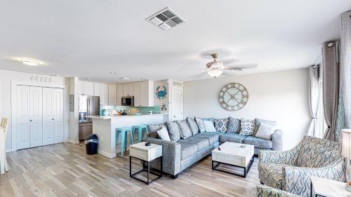 EC201 Newly Remodeled, Two Bedroom, Second Floor Condo, Shared Pool, Grills and Boardwalk in Port Aransas, USA