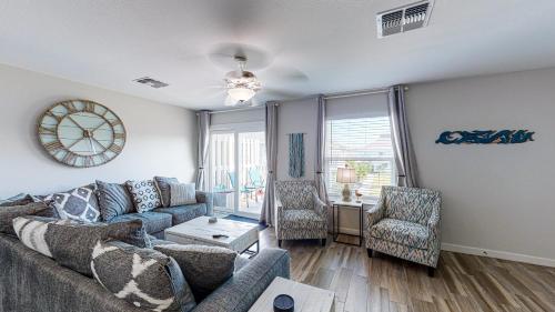 EC201 Newly Remodeled, Two Bedroom, Second Floor Condo, Shared Pool, Grills and Boardwalk in Port Aransas, USA
