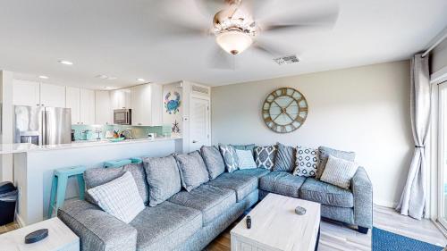 EC201 Newly Remodeled, Two Bedroom, Second Floor Condo, Shared Pool, Grills and Boardwalk in Port Aransas, USA