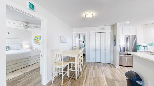 EC201 Newly Remodeled, Two Bedroom, Second Floor Condo, Shared Pool, Grills and Boardwalk in Port Aransas, USA