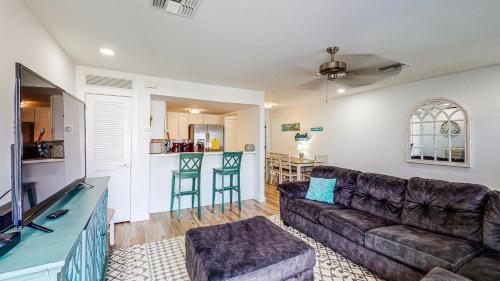 EC234 Newly Remodeled, One Bedroom, Second Floor Condo, Shared Pool, Grills and Boardwalk in Port Aransas, USA