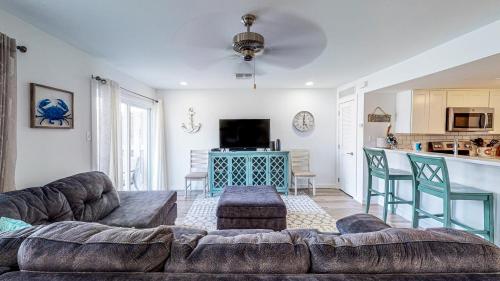 EC234 Newly Remodeled, One Bedroom, Second Floor Condo, Shared Pool, Grills and Boardwalk in Port Aransas, USA