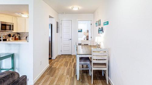 EC234 Newly Remodeled, One Bedroom, Second Floor Condo, Shared Pool, Grills and Boardwalk in Port Aransas, USA