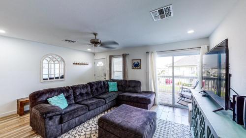 EC234 Newly Remodeled, One Bedroom, Second Floor Condo, Shared Pool, Grills and Boardwalk in Port Aransas, USA