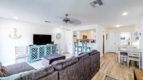 EC234 Newly Remodeled, One Bedroom, Second Floor Condo, Shared Pool, Grills and Boardwalk in Port Aransas, USA