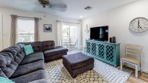 EC234 Newly Remodeled, One Bedroom, Second Floor Condo, Shared Pool, Grills and Boardwalk in Port Aransas, USA