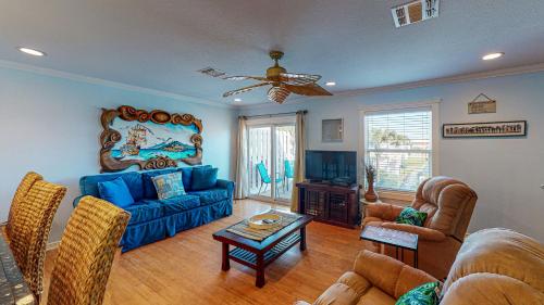 EC229 Newly Renovated, 2 Bedroom Second Floor Condo, Shared Pool & Grill, Boardwalk in Port Aransas, USA