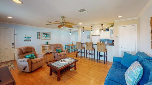 EC229 Newly Renovated, 2 Bedroom Second Floor Condo, Shared Pool & Grill, Boardwalk in Port Aransas, USA