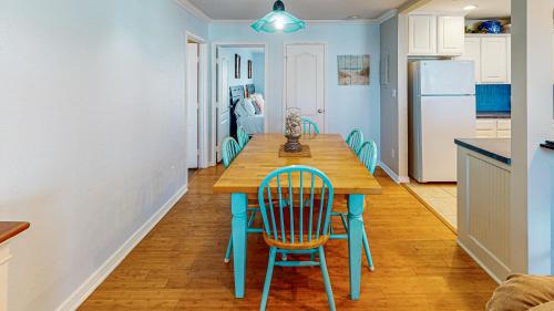EC229 Newly Renovated, 2 Bedroom Second Floor Condo, Shared Pool & Grill, Boardwalk in Port Aransas, USA