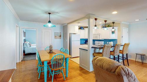 EC229 Newly Renovated, 2 Bedroom Second Floor Condo, Shared Pool & Grill, Boardwalk in Port Aransas, USA