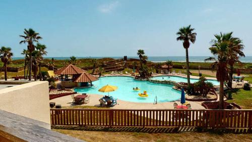 MP318 Beautiful Resort Condo, Heated Pool, Boardwalk in Padre Island, USA