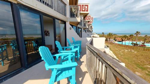MP318 Beautiful Resort Condo, Heated Pool, Boardwalk in Padre Island, USA