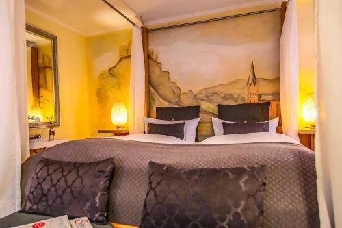1 king bed, 1 sofa bed
