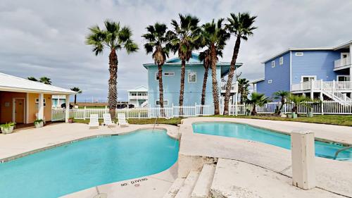 RD385 Dreamsicle Large Home in Gulfside Neighborhood, Shared Pool, Boardwalk to Beach