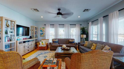 RD385 Dreamsicle Large Home in Gulfside Neighborhood, Shared Pool, Boardwalk to Beach