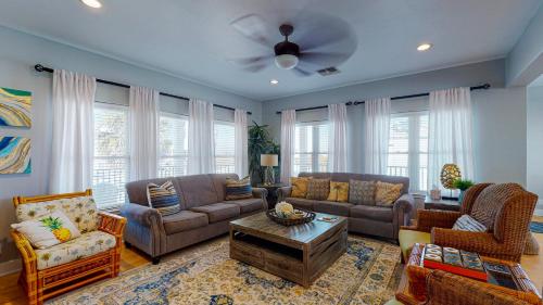 RD385 Dreamsicle Large Home in Gulfside Neighborhood, Shared Pool, Boardwalk to Beach in Port Aransas, USA