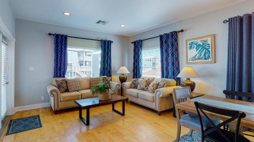 RD385 Dreamsicle Large Home in Gulfside Neighborhood, Shared Pool, Boardwalk to Beach in Port Aransas, USA