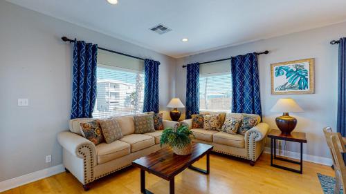 RD385 Dreamsicle Large Home in Gulfside Neighborhood, Shared Pool, Boardwalk to Beach in Port Aransas, USA