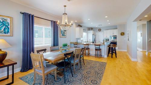 RD385 Dreamsicle Large Home in Gulfside Neighborhood, Shared Pool, Boardwalk to Beach in Port Aransas, USA