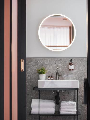 room detail thumbnail 2