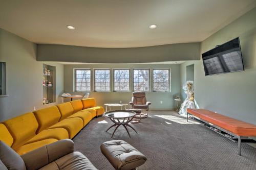 Falling Water Chalet Upper Unit Near Bike Trails! in Bella Vista, USA