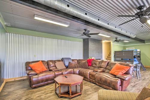 Pet-Friendly Riverfront Retreat Deck and Views - image 12