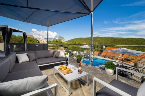Balkons/terase, Villa Vito - with heated pool, whirlpool, gym in Zupa