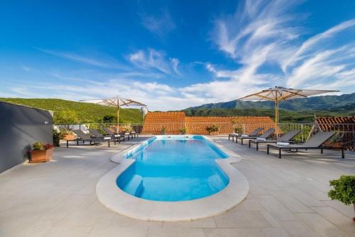 Peldbaseins, Villa Vito - with heated pool, whirlpool, gym in Zupa
