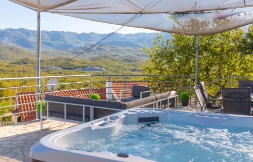 Karstais baseins, Villa Vito - with heated pool, whirlpool, gym in Zupa