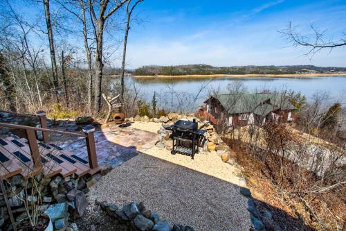 The Lookout - Lake View, Hot Tub and Grill in Dandridge, USA