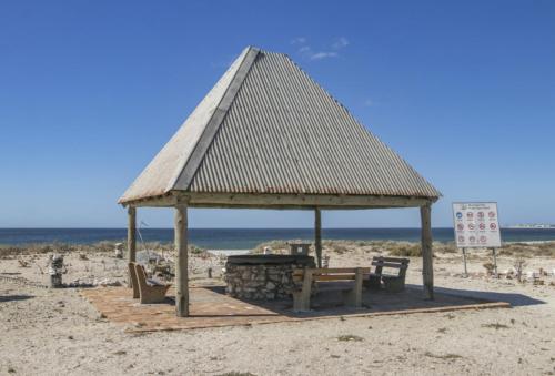 Cheerful Cottage on Britannia Beach, West Coast