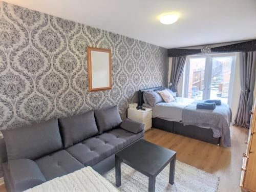 4 Bedrooms & 3 Baths Townhouse Near City Centre, FREE Parking gîte à louer Port Sunlight