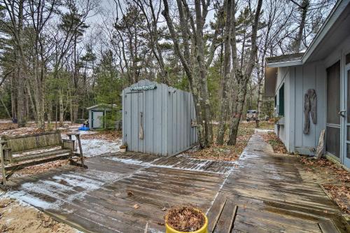 Idyllic Northport Cottage, Walk to Lakeside!