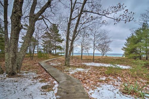 Idyllic Northport Cottage, Walk to Lakeside!