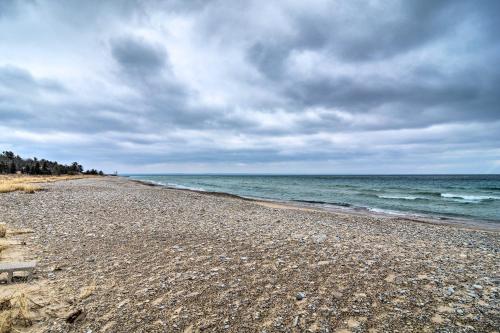 Idyllic Northport Cottage, Walk to Lakeside!