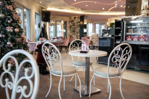 Étterem, Garni Hotel Lotos in Nyis